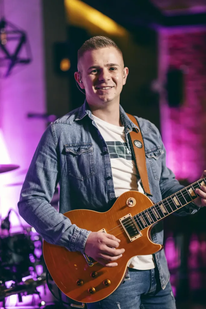 Gitarista benda Androgen na nastupu