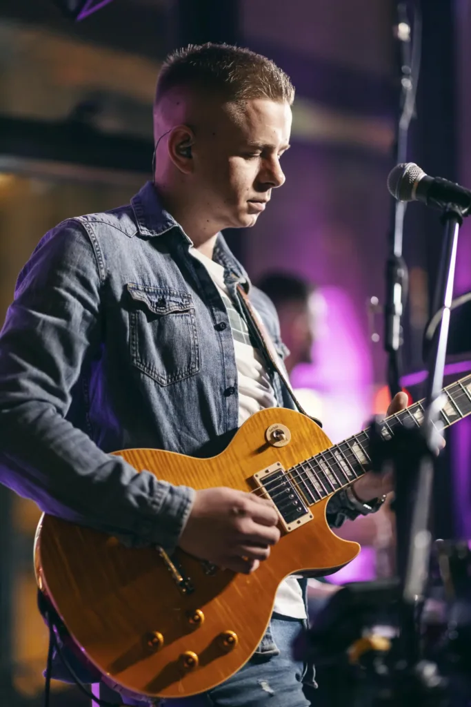 Gitarista benda Androgen na nastupu