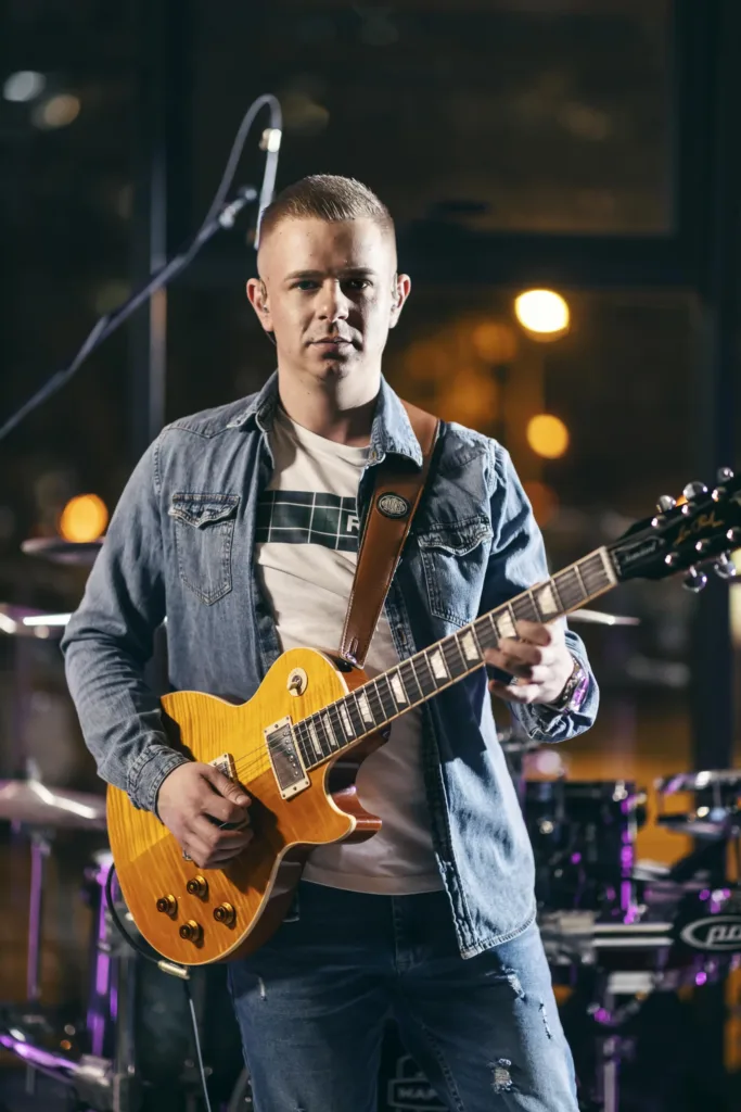 Gitarista benda Androgen na nastupu